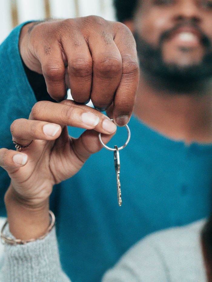 why-choose-us-02 Excited new homeowners showing their house key with smiles, symbolizing a home purchase.